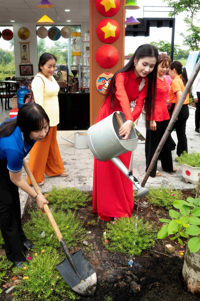 Hoa hậu Nguyễn Thanh Hà tham gia lễ phát động Tết trồng cây đời đời nhớ ơn Bác Hồ   - Ảnh 1.