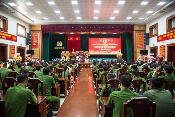 Công an tỉnh Đắk Lắk công bố quyết định của Bộ Công an về công tác cán bộ- Ảnh 1. Công an tỉnh Đắk Lắk công bố quyết định của Bộ Công an về công tác cán bộ- Ảnh 1.