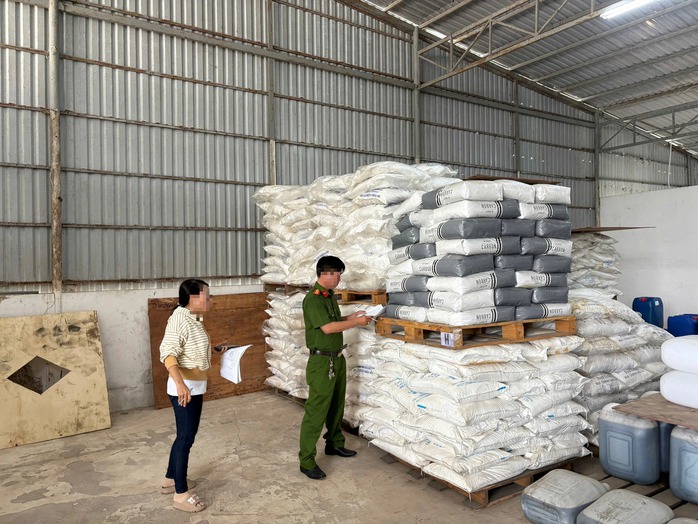 Phát hiện 25 tấn hóa chất và mỹ phẩm không rõ nguồn gốc- Ảnh 1. Phát hiện 25 tấn hóa chất và mỹ phẩm không rõ nguồn gốc- Ảnh 1.