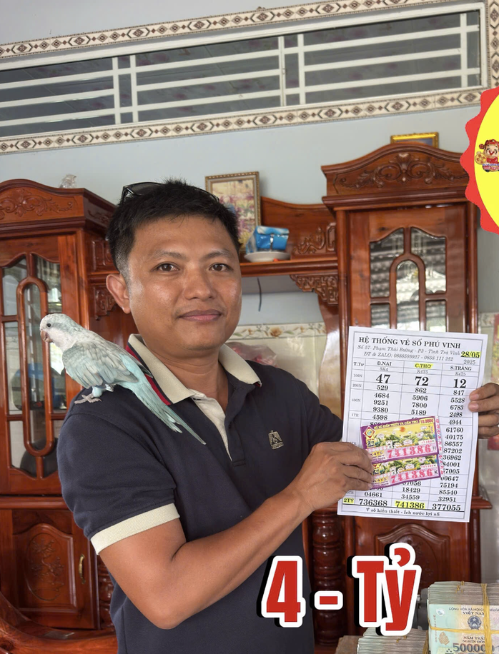 Người đàn ông hái dừa thuê ở Cần Thơ trúng 2 tờ vé số độc đắc, gọi đại lý từ Trà Vinh sang đổi- Ảnh 1. Người đàn ông hái dừa thuê ở Cần Thơ trúng 2 tờ vé số độc đắc, gọi đại lý từ Trà Vinh sang đổi- Ảnh 1.