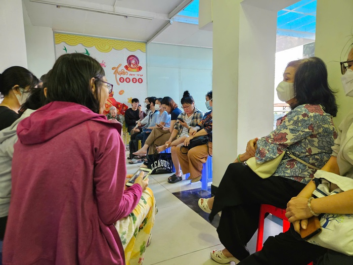 Nhiều người xếp hàng chờ mua vàng sau khi giá vàng miếng SJC, vàng nhẫn giảm- Ảnh 2. Nhiều người xếp hàng chờ mua vàng sau khi giá vàng miếng SJC, vàng nhẫn giảm- Ảnh 2.