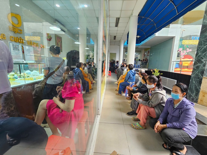 Nhiều người xếp hàng chờ mua vàng sau khi giá vàng miếng SJC, vàng nhẫn giảm- Ảnh 3. Nhiều người xếp hàng chờ mua vàng sau khi giá vàng miếng SJC, vàng nhẫn giảm- Ảnh 3.
