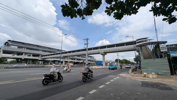 TP HCM: Nam thanh niên "may mắn" sau khi ngã từ cầu bộ hành ga metro- Ảnh 1. TP HCM: Nam thanh niên "may mắn" sau khi ngã từ cầu bộ hành ga metro- Ảnh 1.