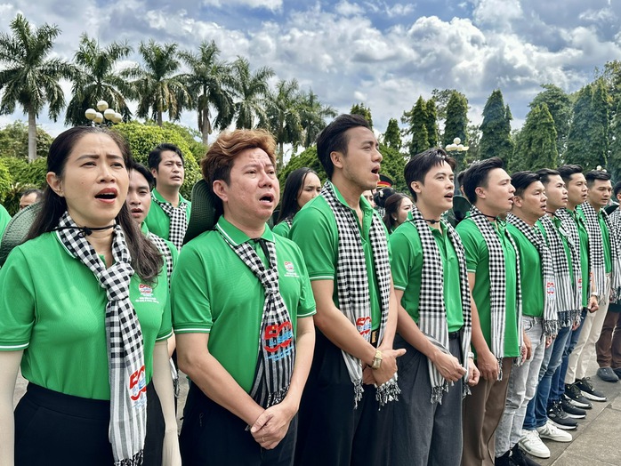 NSND Nguyễn Thị Thanh Thúy xúc động viếng Nghĩa trang Liệt sĩ tỉnh Gia Lai - Ảnh 3.