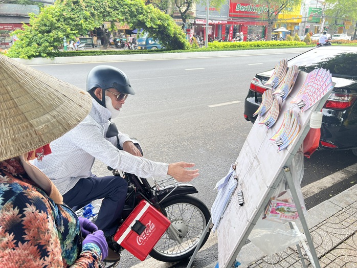VIDEO: Nhiều người miền Tây trúng độc đắc, tình hình tiêu thụ vé số thế nào? - Ảnh 2.