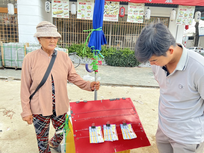 VIDEO: Nhiều người miền Tây trúng độc đắc, tình hình tiêu thụ vé số thế nào? - Ảnh 3.
