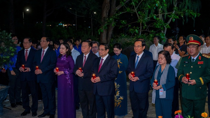 Thủ tướng Phạm Minh Chính dự lễ thắp nến tri ân tại Nghĩa trang Hàng Dương- Ảnh 1. Thủ tướng Phạm Minh Chính dự lễ thắp nến tri ân tại Nghĩa trang Hàng Dương- Ảnh 1.