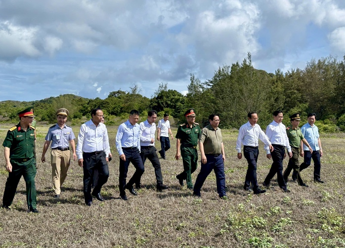 Thủ tướng Phạm Minh Chính kiểm tra sân bay, thăm gia đình chính sách ở Côn Đảo- Ảnh 3. Thủ tướng Phạm Minh Chính kiểm tra sân bay, thăm gia đình chính sách ở Côn Đảo- Ảnh 3.