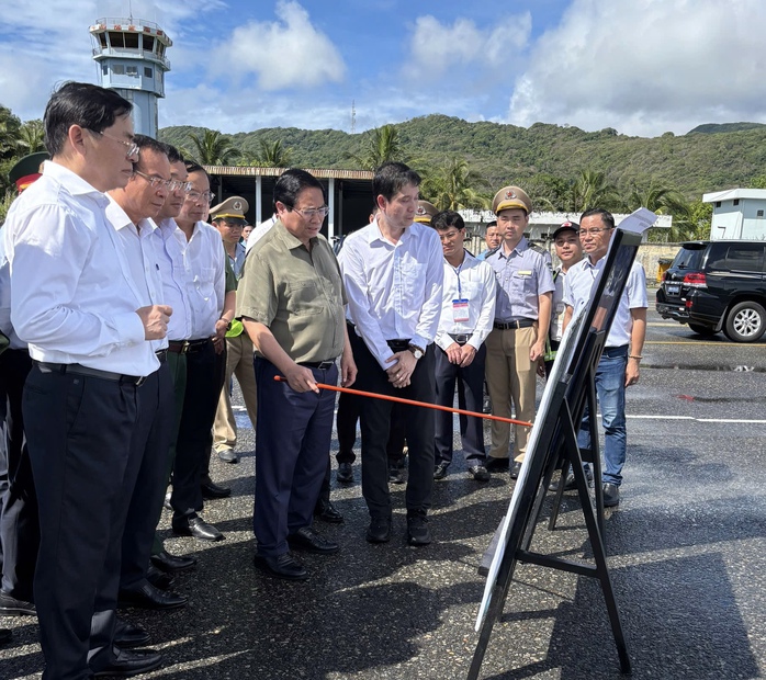 Thủ tướng Phạm Minh Chính kiểm tra sân bay, thăm gia đình chính sách ở Côn Đảo- Ảnh 2. Thủ tướng Phạm Minh Chính kiểm tra sân bay, thăm gia đình chính sách ở Côn Đảo- Ảnh 2.