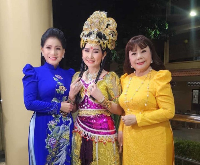 NSND Thoại Miêu, NSND Phượng Loan, NS Chí Tâm hát mừng Đại lễ Phật đản Vesak- Ảnh 1. NSND Thoại Miêu, NSND Phượng Loan, NS Chí Tâm hát mừng Đại lễ Phật đản Vesak- Ảnh 1.