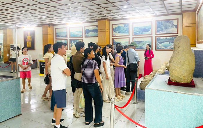 Choáng với lượng khách du lịch "cực khủng" đổ về Thanh Hóa dịp lễ 30-4 và 1-5- Ảnh 2. Choáng với lượng khách du lịch "cực khủng" đổ về Thanh Hóa dịp lễ 30-4 và 1-5- Ảnh 2.
