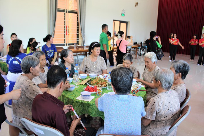 Cuộc thi viết “Lòng tốt quanh ta”: Những tà áo dài nhân ái - Ảnh 2.