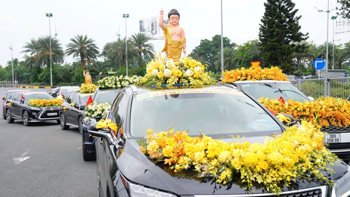 Cung tiễn xá lợi Đức Phật tại sân bay Nội Bài- Ảnh 1. Cung tiễn xá lợi Đức Phật tại sân bay Nội Bài - Ảnh 1.