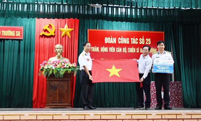 Hành trình của 100 nhà báo đến với Trường Sa - Ảnh 1.