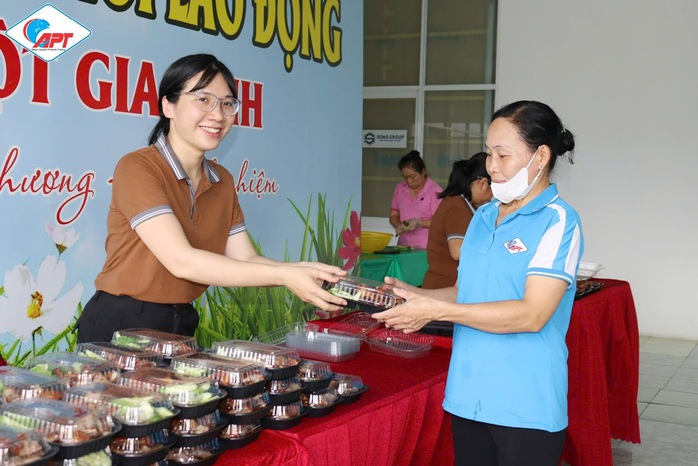 Bữa ăn "điểm 10" của công nhân - Ảnh 1.