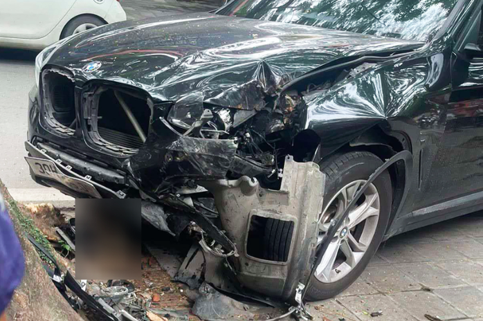 Xe ô tô BMW va chạm xe máy, cô gái 18 tuổi bị đứt lìa chân phải- Ảnh 1. Xe ô tô BMW va chạm xe máy, cô gái 18 tuổi bị đứt lìa chân phải- Ảnh 1.