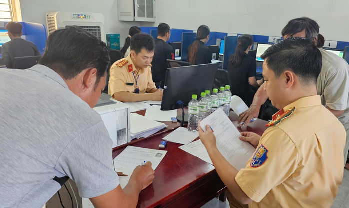 Những hình ảnh về kỳ sát hạch lái xe đầu tiên được Cảnh sát giao thông Bình Dương tổ chức- Ảnh 7. Những hình ảnh về kỳ sát hạch lái xe đầu tiên được Cảnh sát giao thông Bình Dương tổ chức- Ảnh 7.