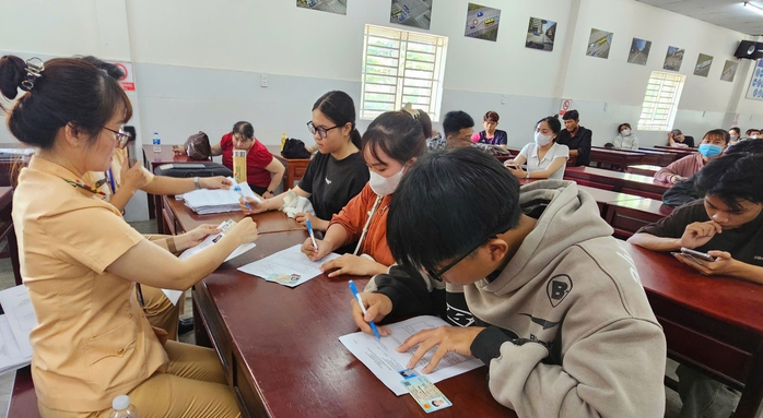 Những hình ảnh về kỳ sát hạch lái xe đầu tiên được Cảnh sát giao thông Bình Dương tổ chức- Ảnh 6. Những hình ảnh về kỳ sát hạch lái xe đầu tiên được Cảnh sát giao thông Bình Dương tổ chức- Ảnh 6.