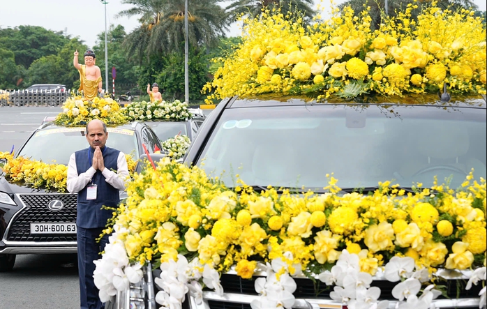 Cung tiễn xá lợi Đức Phật tại sân bay Nội Bài- Ảnh 4. Cung tiễn xá lợi Đức Phật tại sân bay Nội Bài - Ảnh 3.