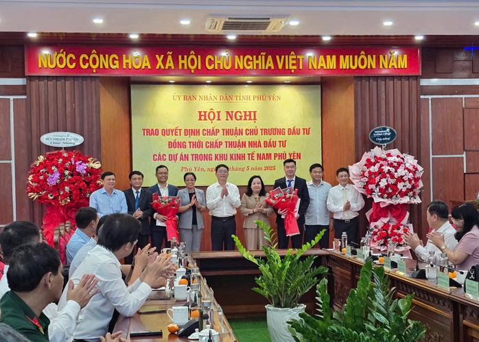 Phú Yên trao quyết định đầu tư 2 dự án động lực - Ảnh 3.