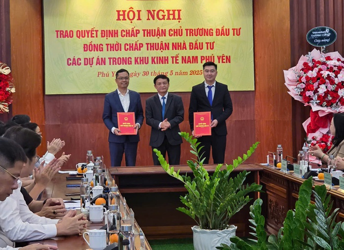 Phú Yên trao quyết định đầu tư 2 dự án động lực - Ảnh 1.