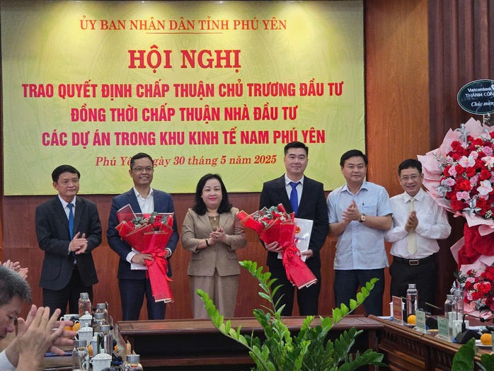 Phú Yên trao quyết định đầu tư 2 dự án động lực - Ảnh 2.