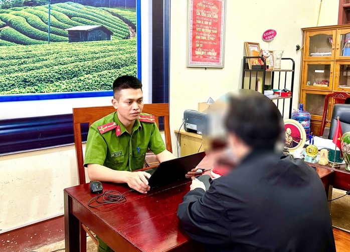 Bí ẩn phía sau cuộc gọi video có hình ảnh cảnh sát đang thẩm vấn- Ảnh 1. Bí ẩn phía sau cuộc gọi video có hình ảnh cảnh sát đang thẩm vấn- Ảnh 1.