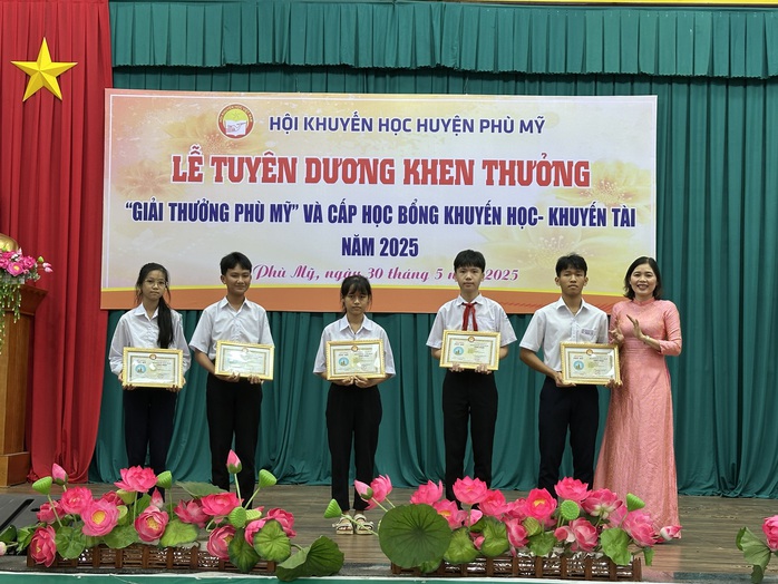 Tiếp sức học sinh nghèo, hiếu học Bình Định đến trường - Ảnh 1.