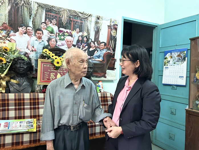 Lãnh đạo TP HCM thăm và tri ân văn nghệ sĩ tiêu biểu - Ảnh 2.