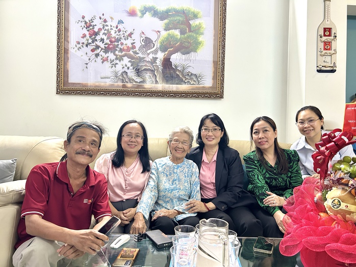 Lãnh đạo TP HCM thăm và tri ân văn nghệ sĩ tiêu biểu - Ảnh 3.