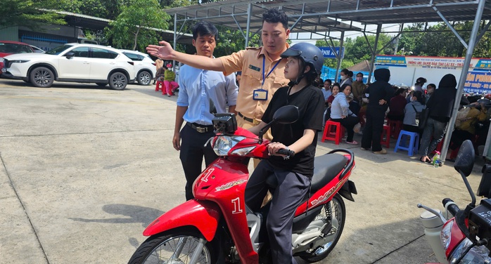 Những hình ảnh về kỳ sát hạch lái xe đầu tiên được Cảnh sát giao thông Bình Dương tổ chức- Ảnh 2. Những hình ảnh về kỳ sát hạch lái xe đầu tiên được Cảnh sát giao thông Bình Dương tổ chức- Ảnh 2.