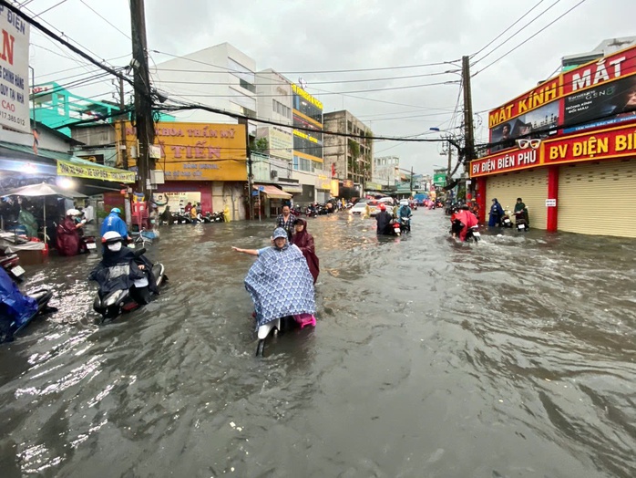 Lo lắng cũ trong mùa mưa mới - Ảnh 1.