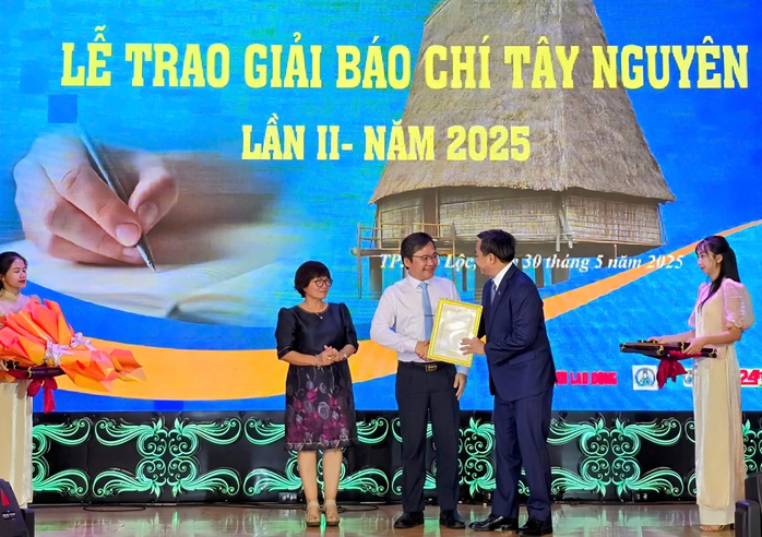 Báo Người Lao Động trao 2.000 lá cờ Tổ quốc và 25 suất học bổng- Ảnh 7. Báo Người Lao Động trao 2.000 lá cờ Tổ quốc và 25 suất học bổng- Ảnh 7.