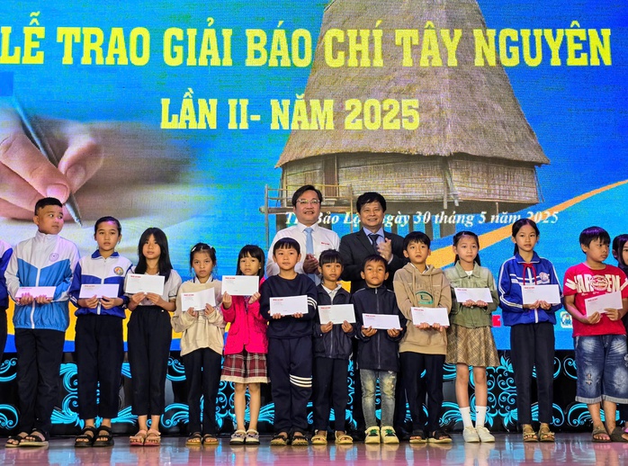 Báo Người Lao Động trao 2.000 lá cờ Tổ quốc và 25 suất học bổng- Ảnh 6. Báo Người Lao Động trao 2.000 lá cờ Tổ quốc và 25 suất học bổng- Ảnh 6.