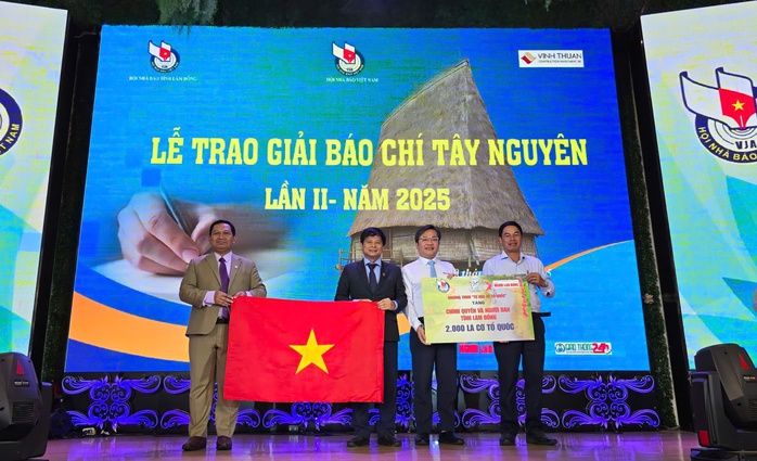 Báo Người Lao Động trao 2.000 lá cờ Tổ quốc và 25 suất học bổng- Ảnh 3. Báo Người Lao Động trao 2.000 lá cờ Tổ quốc và 25 suất học bổng- Ảnh 3.