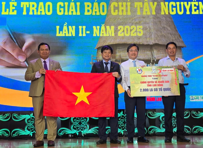 Báo Người Lao Động trao 2.000 lá cờ Tổ quốc và 25 suất học bổng- Ảnh 4. Báo Người Lao Động trao 2.000 lá cờ Tổ quốc và 25 suất học bổng- Ảnh 4.