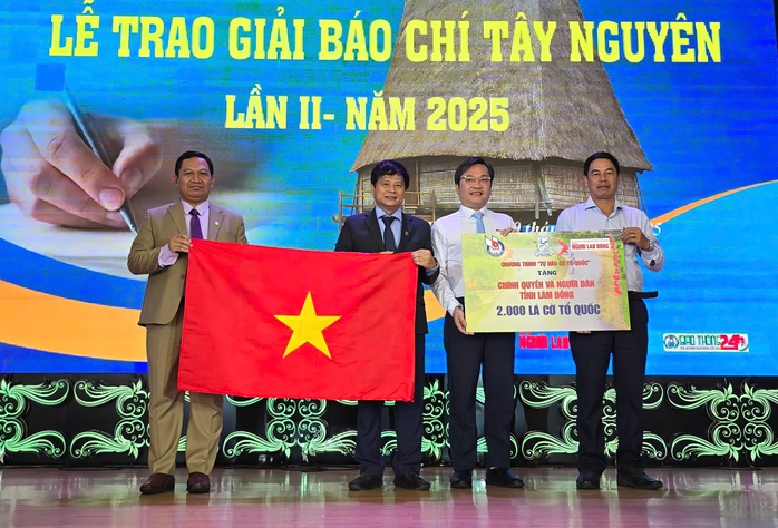 Báo Người Lao Động trao 2.000 lá cờ Tổ quốc ở Lâm Đồng - Ảnh 1.