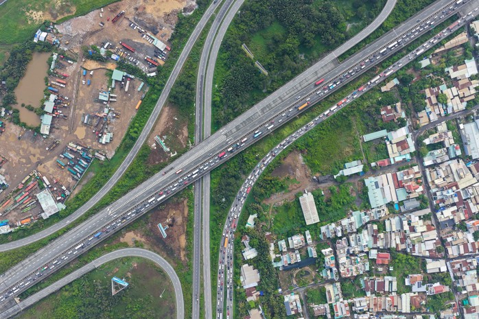 Tai nạn liên hoàn gây ùn tắc kéo dài trên cao tốc TP HCM - Long Thành - Dầu Giây- Ảnh 8. Tai nạn liên hoàn gây ùn tắc kéo dài trên cao tốc TP HCM - Long Thành - Dầu Giây- Ảnh 8.