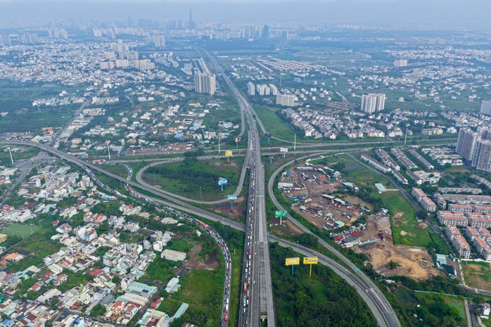 Tai nạn liên hoàn gây ùn tắc kéo dài trên cao tốc TP HCM - Long Thành - Dầu Giây- Ảnh 3. Tai nạn liên hoàn gây ùn tắc kéo dài trên cao tốc TP HCM - Long Thành - Dầu Giây- Ảnh 3.