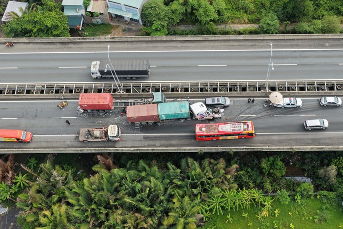 Tai nạn liên hoàn gây ùn tắc kéo dài trên cao tốc TP HCM - Long Thành - Dầu Giây- Ảnh 1. Tai nạn liên hoàn gây ùn tắc kéo dài trên cao tốc TP HCM - Long Thành - Dầu Giây- Ảnh 1.