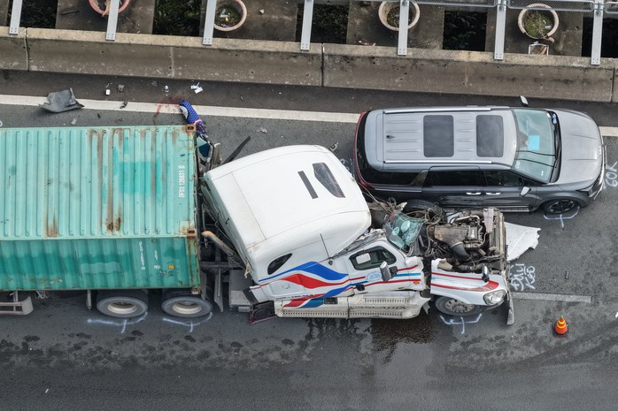 Tai nạn liên hoàn gây ùn tắc kéo dài trên cao tốc TP HCM - Long Thành - Dầu Giây- Ảnh 9. Tai nạn liên hoàn gây ùn tắc kéo dài trên cao tốc TP HCM - Long Thành - Dầu Giây- Ảnh 9.