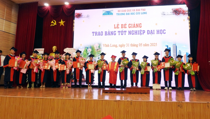 Trao bằng tốt nghiệp cho gần 370 tân cử nhân- Ảnh 3. Trao bằng tốt nghiệp cho gần 370 tân cử nhân- Ảnh 3.