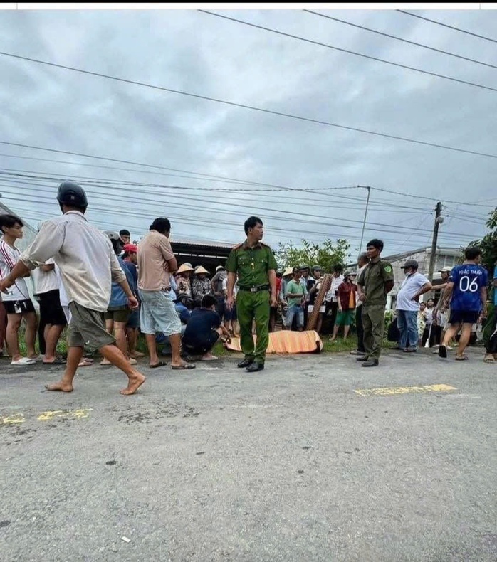 Công an Trà Vinh thông tin vụ 2 thanh niên đi xe máy bị điện giật tử vong - Ảnh 1.