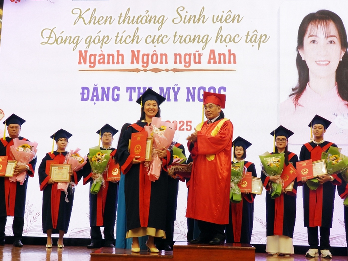 Trao bằng tốt nghiệp cho gần 370 tân cử nhân- Ảnh 1. Trao bằng tốt nghiệp cho gần 370 tân cử nhân- Ảnh 1.