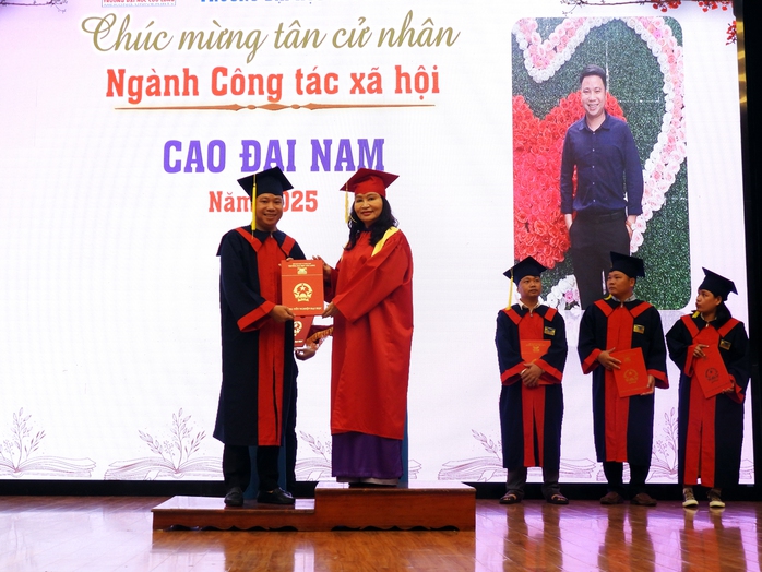 Trao bằng tốt nghiệp cho gần 370 tân cử nhân- Ảnh 2. Trao bằng tốt nghiệp cho gần 370 tân cử nhân- Ảnh 2.