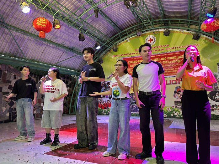 Ca sĩ Bích Thủy mang "Sắc màu tuổi thơ" đến Trung tâm Nhân đạo Quê Hương - Ảnh 3.
