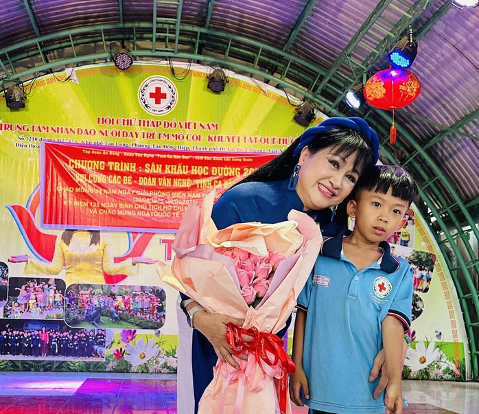 Ca sĩ Bích Thủy mang "Sắc màu tuổi thơ" đến Trung tâm Nhân đạo Quê Hương - Ảnh 1.