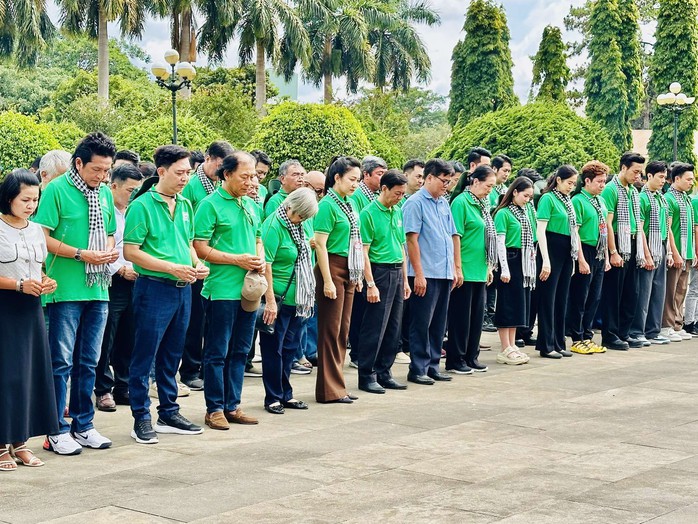 Nhạc sĩ Mai Trâm phát biểu xúc động tại Nghĩa trang liệt sĩ tỉnh Gia Lai - Ảnh 2.