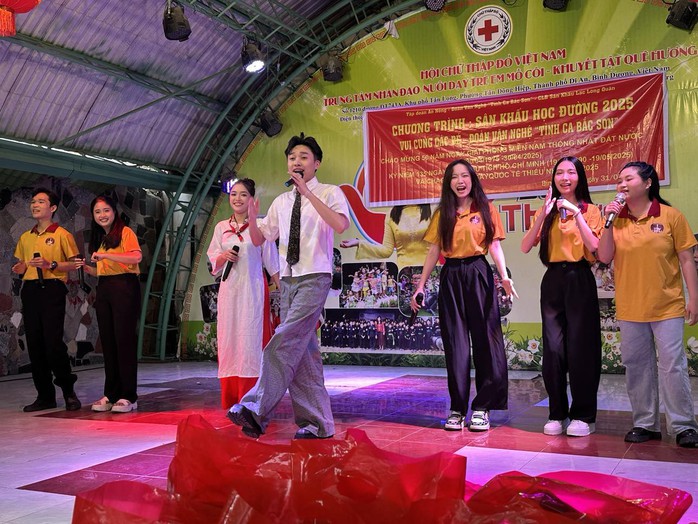 Ca sĩ Bích Thủy mang "Sắc màu tuổi thơ" đến Trung tâm Nhân đạo Quê Hương - Ảnh 4.
