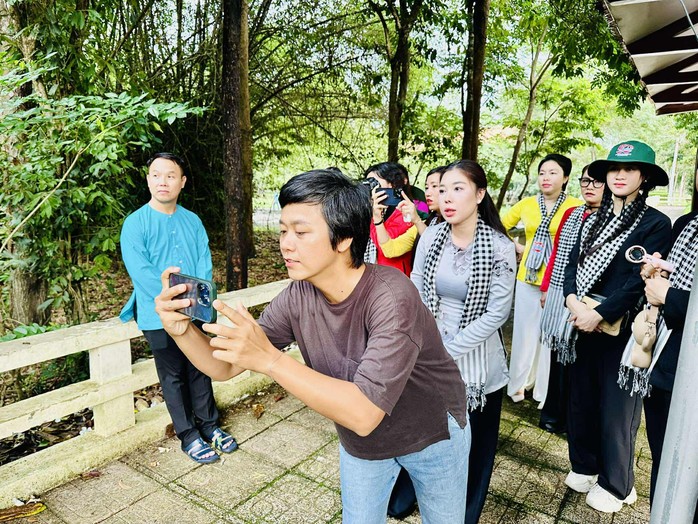 Nhạc sĩ Mai Trâm phát biểu xúc động tại Nghĩa trang liệt sĩ tỉnh Gia Lai - Ảnh 3.